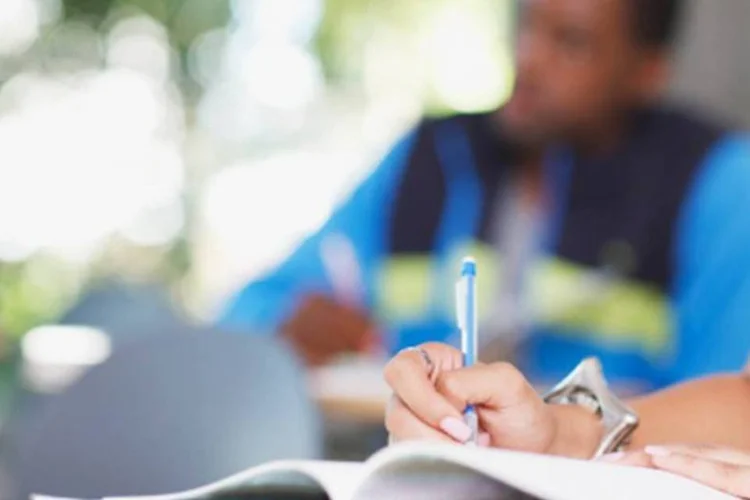 
	Estudos: ensino a dist&acirc;ncia n&atilde;o &eacute; permitido para menores de 16 anos no&nbsp;ensino fundamental&nbsp;e de 18 para o m&eacute;dio
 (Getty Images)