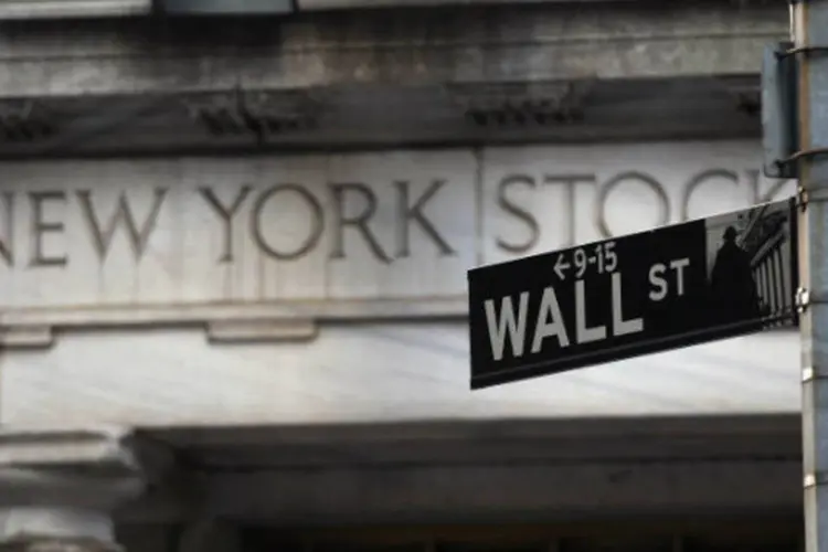 
	Wall Street: &agrave;s 12h51, o indicador Dow Jones subia 0,28 por cento, a 15.537 pontos, enquanto que o S&amp;P 500 tinha valoriza&ccedil;&atilde;o de 0,32 por cento, a 1.703 pontos
 (John Moore/Getty Images)