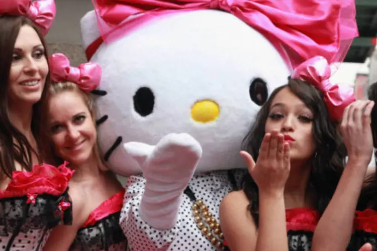 Mulheres posam ao lado da Hello Kitty: as ações da Sanrio dobraram neste ano, um resultado melhor do que o ganho de 38% do índice de referência japonês Nikkei 225 Stock Averag (Astrid Stawiarz/Getty Images for Sephora)