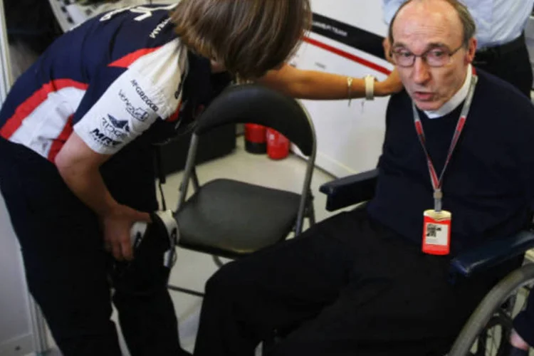 
	Frank Williams fala com sua filha Claire Williams durante corrida da F&oacute;rmula 1 em Barcelona
 (Ker Robertson / Getty Images)