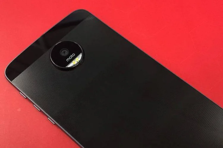 Moto Z da Lenovo (Victor Caputo/EXAME.com)