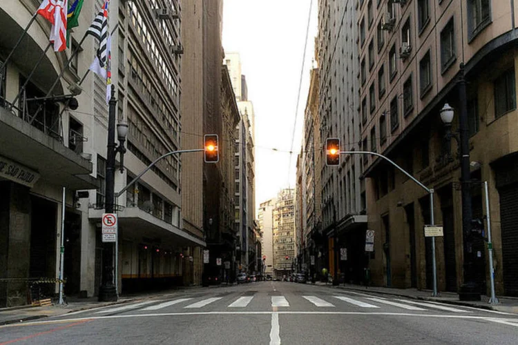 Rua Boa Vista, no centro de São Paulo, 5 minutos antes de começar Brasil x México (Robson Leandro/ Flickr)