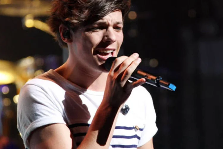 Louis Tomlinson do One Direction: vocalista usará a camisa 28 e poderá atuar pela equipe principal do clube na segunda divisão inglesa (Neilson Barnard/Getty Images)