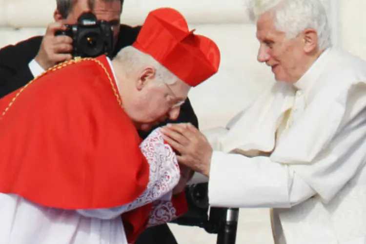 
	O Cardeal de Mil&atilde;o Angelo Scola beija o anel do Papa Bento XVI durante o Encontro Mundial das Fam&iacute;lias, em 2012
 (Vittorio Zunino Celotto / Getty Images)