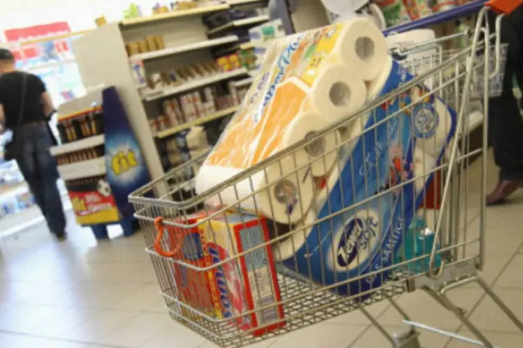 
	Carrinho de supermercado: no ano passado, pela primeira vez, o consumo caiu 4% e superou a retra&ccedil;&atilde;o do PIB, de 3,8%
 (Getty Images)