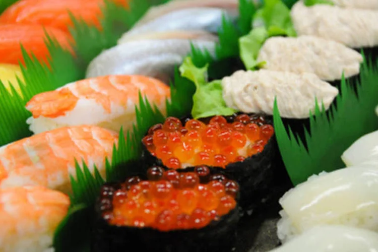 Buffet de sushi: peixes são leves, ricos ômegas e saudáveis, mas isso não significa que a comida japonesa esteja liberada (Getty Images)