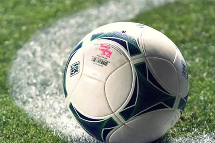 
	Bola de futebol: o Charlton &eacute; um dos clubes do Sul da cidade de Londres, rival do Milwall, do Crystal Palace e do West Ham, principalmente
 (Reprodução/Facebook)