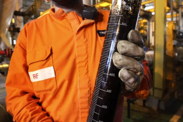 Operador da Petrobras testa amostra de petróleo extraído da Bacia de Campos, no Rio de Janeiro (Rich Press/Bloomberg)