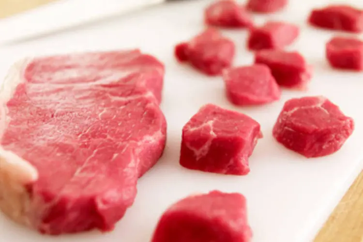 Carne bovina: uma dieta que contém ferro inclui carnes em geral, que são ricas em ferro heme, como as vísceras, fígado, coração, peixe e frango (Getty Images)