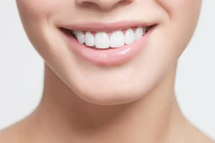 Sorriso: estudos mostraram que mascar a goma feita com microrganismos probióticos aumenta em até mil vezes a presença do Lactobacillus acidophilus na saliva (Getty Images)