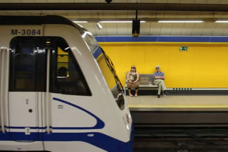 
	Trem chega a esta&ccedil;&atilde;o do metr&ocirc; de Madri: segundo o jornal El Mundo, a esta&ccedil;&atilde;o foi esvaziada
 (Oli Scarff/Getty Images)