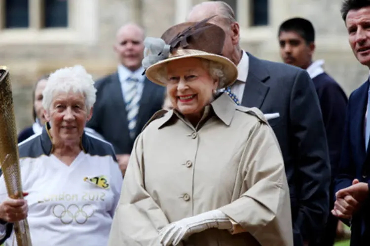 
	Rainha Elizabeth II (e) ao lado do duque de Edimburgo: ambos estar&atilde;o ausentes do encerramento das Olimp&iacute;adas de Londres
 (David Bebber - WPA Pool/Getty Images)