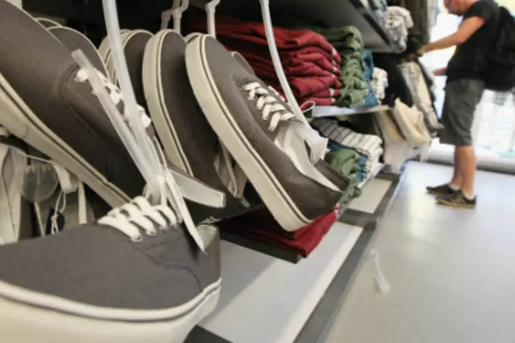 
	Consumidor escolhe roupas em loja: dados apurados pela FGV mostram que o &Iacute;ndice de Pre&ccedil;os ao Consumidor (IPC) desacelerou de 0,25% para 0,04%
 (Mario Tama/Getty Images)