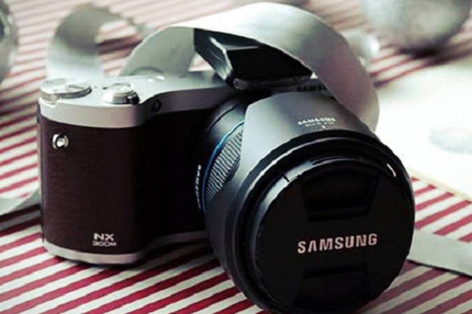 Samsung NX300 traz modernos recursos e design retrô