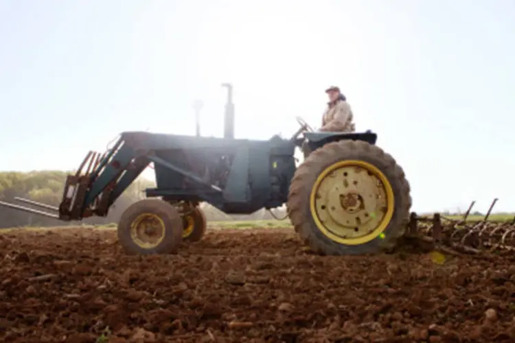 Homem em trator: vendas de máquinas agrícolas no Brasil em agosto subiram 17,5 por cento sobre o mesmo período de 2012, para 7.807 unidades (Getty Images)