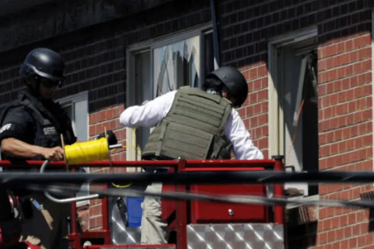 Polícia arromba janela do apartamento de James Holmes, após massacre em Aurora (Getty Images)