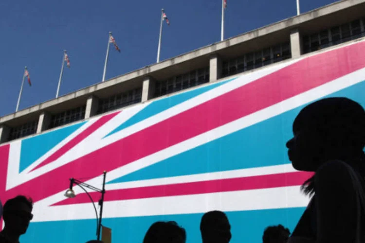 
	Bandeira do Reino Unido: economia brit&acirc;nica cresceu gra&ccedil;as a maior atividade da constru&ccedil;&atilde;o e crescimento do consumo, sobretudo a compra de ve&iacute;culos
 (Dan Kitwood/Getty Images)