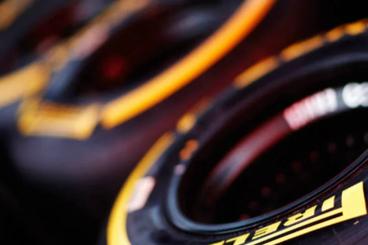
	Pneus da Pirelli: empresa informou que novos pneus reduzem em 2% do consumo de combust&iacute;vel, com melhora de 15% em rendimento quilom&eacute;trico
 (Drew Gibson/Getty Images)