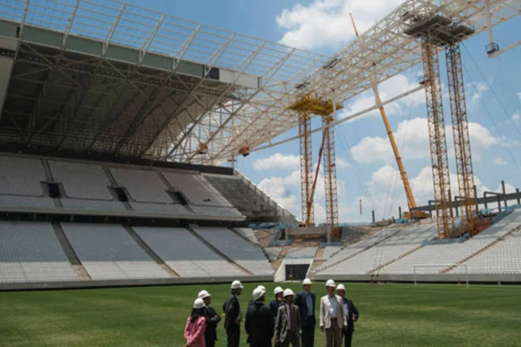 
	Secret&aacute;rio-geral da Fifa, J&eacute;rome Valcke, vistoria Itaquer&atilde;o, na zona leste de S&atilde;o Paulo: para a entidade, o estado da arena est&aacute; entre as maiores preocupa&ccedil;&otilde;es&nbsp;
 (Marcelo Camargo/Agência Brasil)