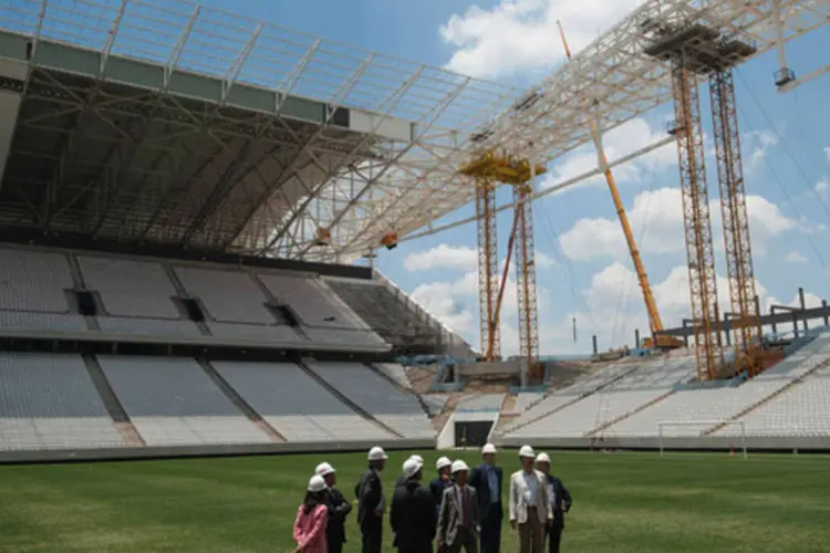 Secretário-geral da Fifa, Jérome Valcke, vistoria o estádio do Corinthians (Itaquerão), na zona leste de São Paulo (Marcelo Camargo/Agência Brasil)