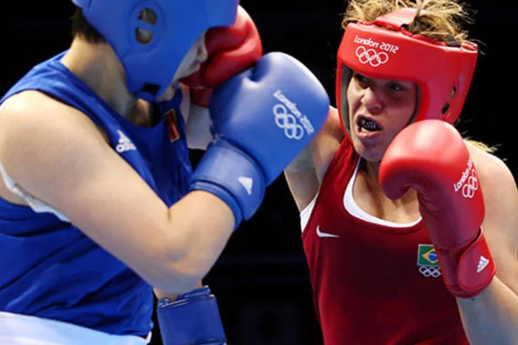 
	Li Jinzi, da China, (e) luta com Roseli Feitosa durante disputa de boxe nos Jogos Ol&iacute;mpicos de Londres de 2012: ela acabou eliminada na primeira luta nos Jogos de Londres, em 2012
 (Scott Heavey/Getty Images)