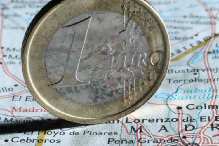 
	Moedas de Euro sobre o mapa de Madri: a lei tamb&eacute;m deve dar permiss&atilde;o de resid&ecirc;ncia aos estrangeiros empreendedores que investirem na Espanha
 (Sean Gallup/Getty Images)