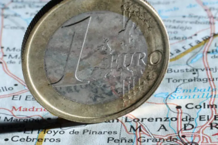 
	Moedas de Euro sobre o mapa de Madri: o programa de estabilidade de Espanha, negociado com a Comiss&atilde;o Europeia, prev&ecirc; reduzir seu d&eacute;ficit p&uacute;blico a 4,5% em 2013 e 2,8% em 2014, contra os 7% registrados em 2012.
 (Sean Gallup/Getty Images)