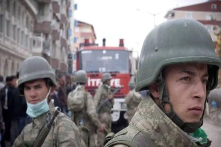 
	Ex&eacute;rcito da Turquia: v&aacute;rios funcion&aacute;rios municipais locais e representantes de direitos humanos participavam da manifesta&ccedil;&atilde;o
 (Ahmad Halabisaz/Getty Images)