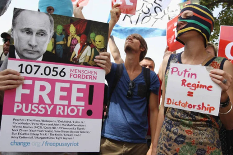 
	Manifestantes em protesto pela liberta&ccedil;&atilde;o da banda Pussy Riot: &quot;a partir de 23 de setembro, eu vou come&ccedil;ar uma greve de fome e me recusarei a participar do trabalho escravo na col&ocirc;nia&quot;, disse integrante
 (Sean Gallup/Getty Images)