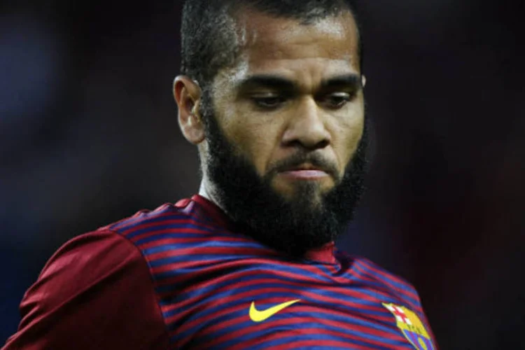 
	Daniel Alves: jogador pegou a banana, descascou e comeu, ato elogiado pela imprensa europeia e por ex-jogadores
 (David Ramos/Getty Images)