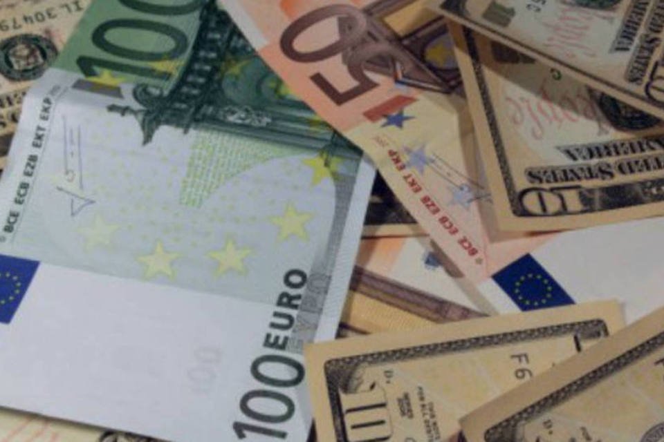 Dólar cai em relação ao euro e ao iene