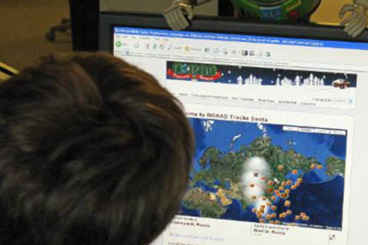 Criança observa o site www.noradsanta.org para checar a viagem do Papai Noel em 24 de dezembro de 2009 em Washington, DC (Karen Bleier/AFP)