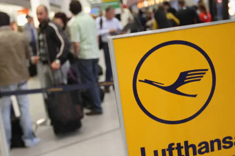 
	Passageiros formam fila para embarcar em um voo da Lufthansa no Aeroporto de Tegel, em Berlim: as interrup&ccedil;&otilde;es afetaram em primeiro lugar este aeroporto
 (Sean Gallup/Getty Images)