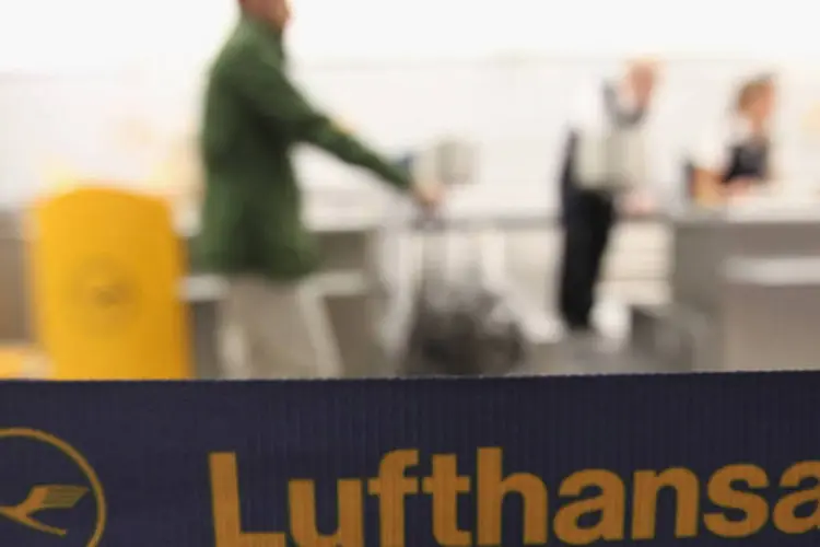 
	Lufthansa: companhia est&aacute; no meio de uma profunda reestrutura&ccedil;&atilde;o que j&aacute; custou 3,5 mil empregos
 (Sean Gallup/Getty Images)
