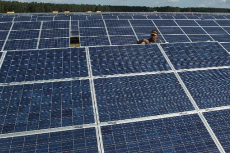 
	Paineis de energia solar: al&eacute;m de centrais solares, a medida poderia viabilizar contratos com usinas de biomassa
 (Sean Gallup/Getty Images)