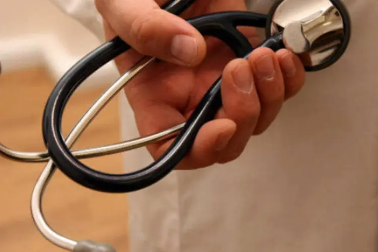 
	M&eacute;dico em hospital: pacientes em est&aacute;gios iniciais da doen&ccedil;a ter&atilde;o acompanhamento ambulatorial e poder&atilde;o fazer exames peri&oacute;dicos
 (Getty Images)