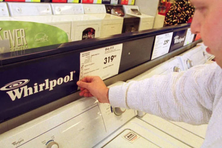 Vendedor ajusta o preço de uma máquina de lavar roupas da Whirlpool em uma loja da Sears em Cambridge, Massachusetts (Neal Hamberg/Bloomberg News)