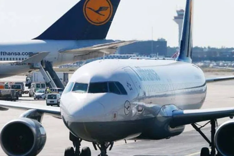 
	Avi&atilde;o da Lufthansa na pista do aeroporto de Frankfurt, na Alemanha
 (Ralph Orlowski/Getty Images)