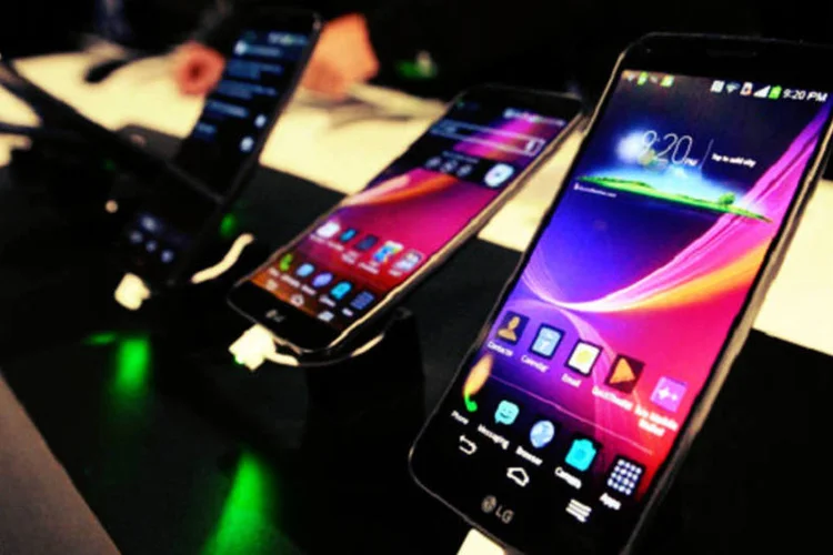 Prateleira com smartphones G Flex, da LG (LG G Flex/Facebook)