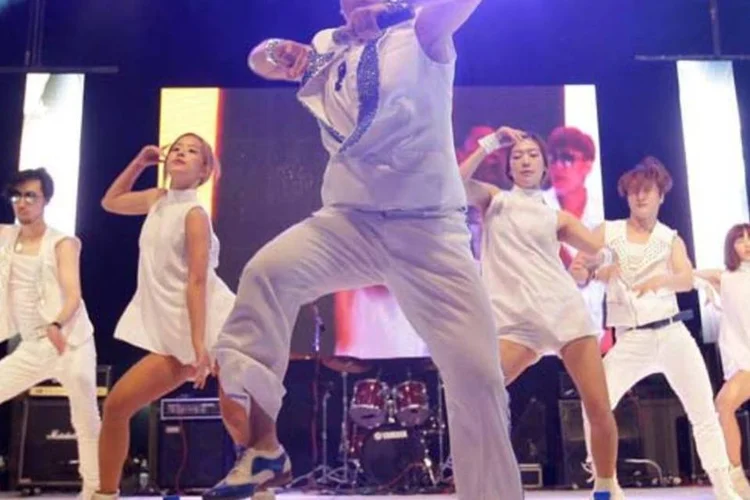 
	PSY canta e dan&ccedil;a em apresenta&ccedil;&atilde;o na Coreia do Sul: hit virou aliado da pol&iacute;tica do pa&iacute;s
 (Chung Sung-Jun/Getty Images)