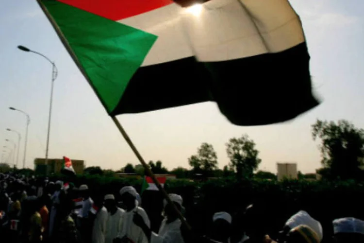 
	Bandeira do Sud&atilde;o: durante a concentra&ccedil;&atilde;o, manifestantes cantaram palavras de ordem contra o atual regime do Cairo, como&nbsp;&quot;(Abdel Fattah) Al Sisi assassino, agente dos EUA e Israel&quot;
 (ASHRAF SHAZLY/Getty Images)