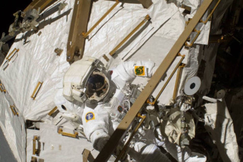 Astronautas russos terminam caminhada espacial