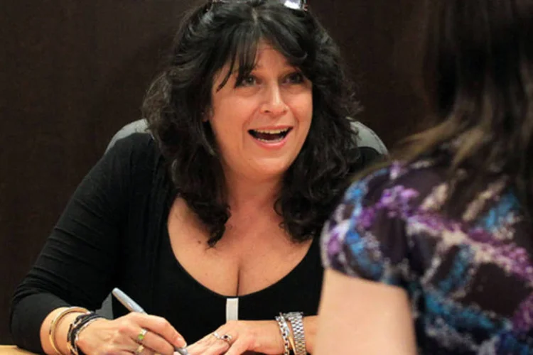 
	E.L.James participa de sess&atilde;o de aut&oacute;grafo do livro &quot;50 Tons de Cinza&quot;: a autora disse tamb&eacute;m que se incomoda com a fama
 (Frederick M. Brown/Getty Images)