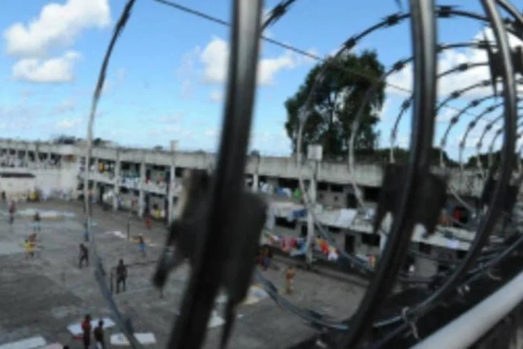 
	P&aacute;tio de pres&iacute;dio: a maior parte dos detentos (40% do total) foi presa por roubo, seguido por porte ou tr&aacute;fico de drogas (30%), crimes sexuais (16%) e homic&iacute;dio (11%)
 (Agência Brasil)