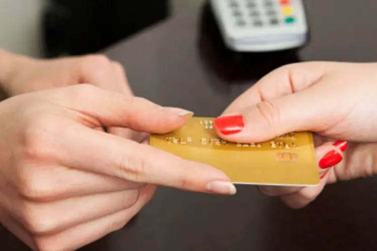 Cartão de crédito: antes somente as multas aplicadas em veículos registrados no exterior poderiam ser arrecadadas com cartões de débito ou crédito. (Getty Images/Getty Images)