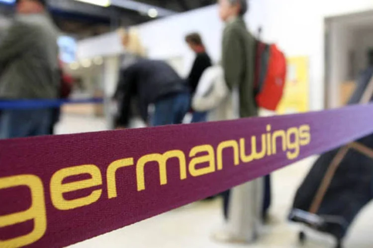 Passageiros aguardando na fila do check-in da Germanwings no aeroporto de Schoenefeld, próximo de Berlim (Adam Berry/Getty Images)