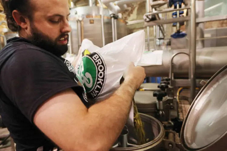 Gerente de Produção Jimmy Valm durante fabricação na cervejaria Brooklyn Brewery, em Brooklyn, New York (Mario Tama/Getty Images)
