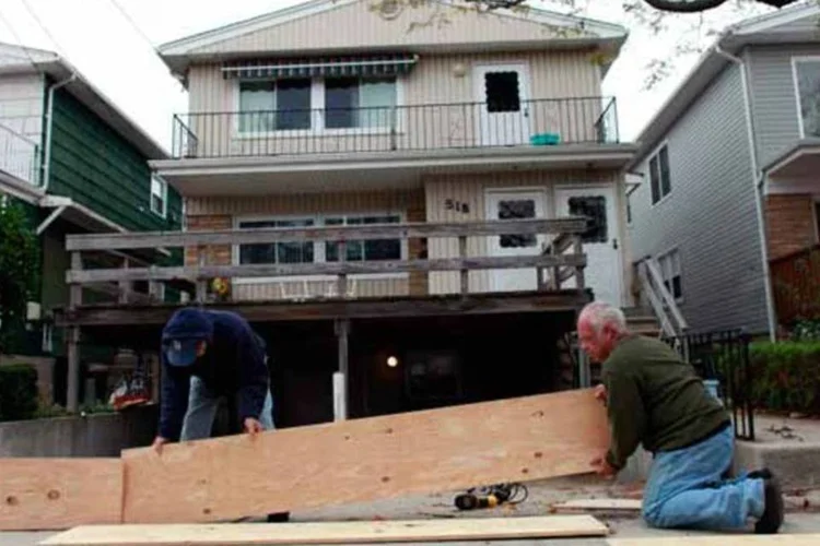 Na cidade de Nova York, moradores preparam suas casas para a chegada do furacão Sandy (Getty Images)