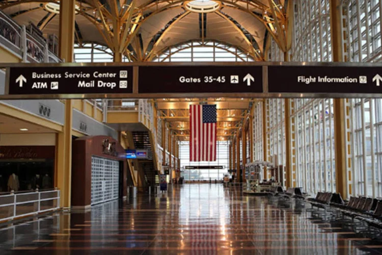 Aeroporto Nacional de Reagan, na Virgínia (EUA), deserto por causa da passagem do furacão Sandy: no Brasil, a previsão é de que cerca de cinco sejam cancelados hoje (Win McNamee/Getty Images)