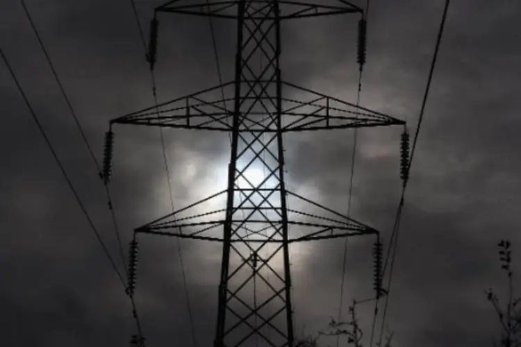 
	Torre de energia el&eacute;trica: demora ocorre apesar de algumas concession&aacute;rias terem reduzido a lista de empreendimentos considerados essenciais
 (Matt Cardy/Getty Images)